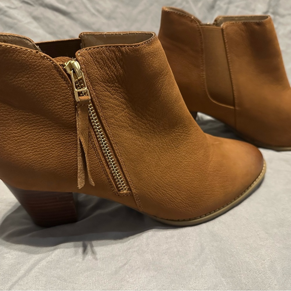 Vionic Tan Ankle Boots with Gold Zipper